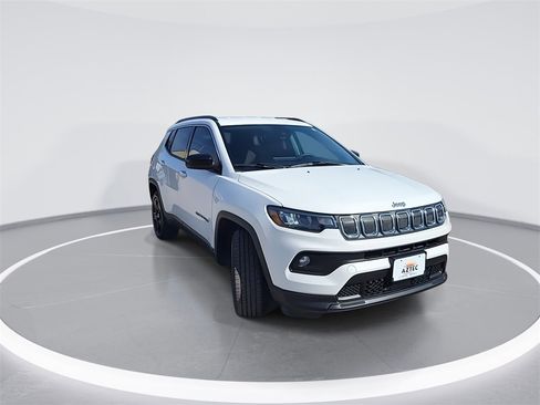 Used 2022 Jeep Compass Latitude image 2