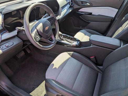 Used 2025 Chevrolet Trax LT FWD image 11