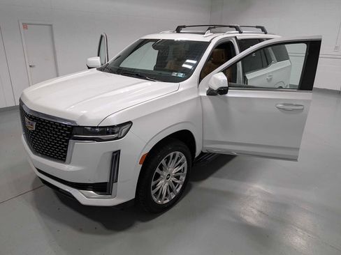 Used 2023 Cadillac Escalade Premium Luxury image 16