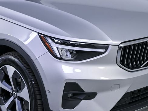 Certified 2025 Volvo XC40 B5 Plus image 36