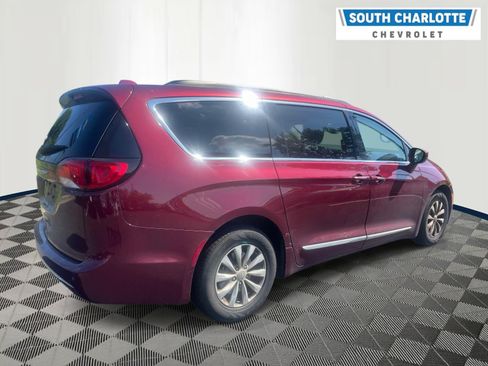 Used 2017 Chrysler Pacifica Touring-L w/ 13 Speaker Alpine Sound Group FWD image 4