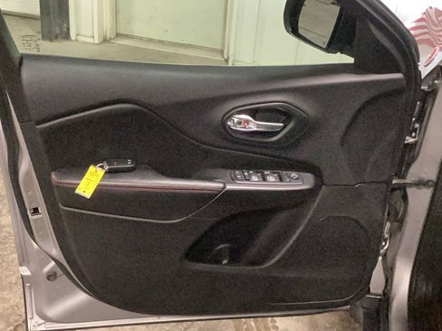 Used 2019 Jeep Cherokee Trailhawk image 9