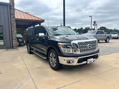 Used 2019 Nissan Titan SL image 3