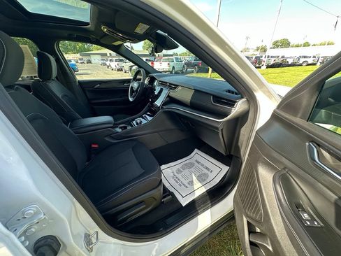 Used 2025 Jeep Grand Cherokee Laredo X AWD/4WD image 13