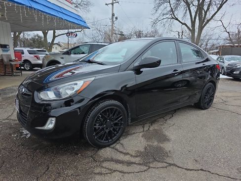 Used 2013 Hyundai Accent GLS w/ Premium Pkg image 2
