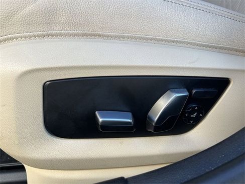 Used 2022 BMW 540i w/ Premium Package image 29