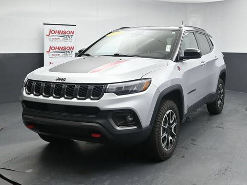 Used 2024 Jeep Compass Trailhawk AWD/4WD image 4