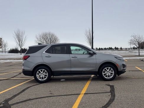 Used 2023 Chevrolet Equinox LT image 2