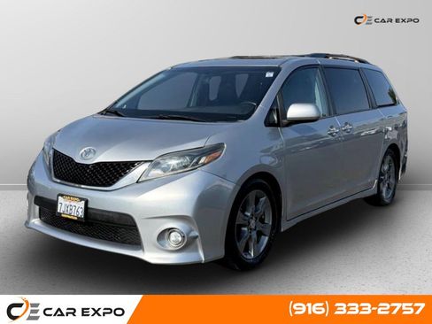Used 2015 Toyota Sienna SE image 1