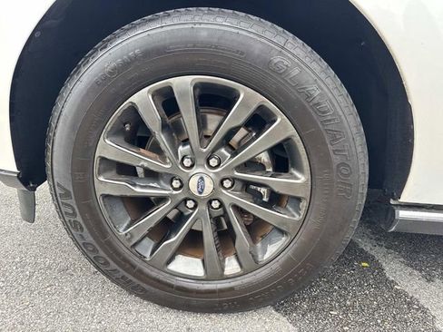 Used 2019 Ford Expedition Limited w/ Equipment Group 301A RWD image 9