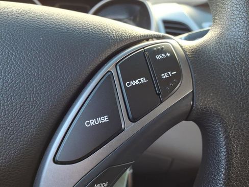 Used 2015 Hyundai Elantra SE image 16