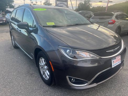 Used 2020 Chrysler Pacifica Touring-L FWD image 5