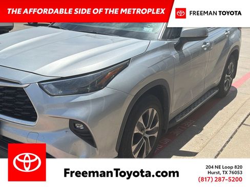 Used 2022 Toyota Highlander XLE FWD image 1