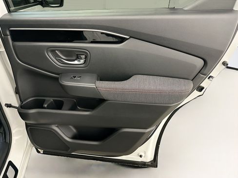 Used 2025 Honda Pilot Sport image 31