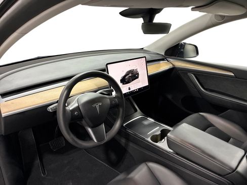 Certified 2023 Tesla Model Y Long Range AWD/4WD image 9