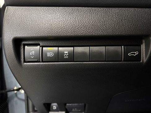 Used 2022 Toyota Venza LE image 21