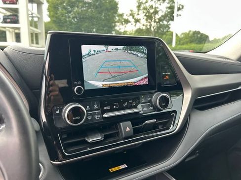 Used 2024 Toyota Highlander XLE AWD/4WD image 25
