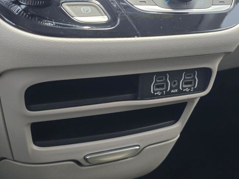 Used 2024 Chrysler Pacifica Touring-L image 34