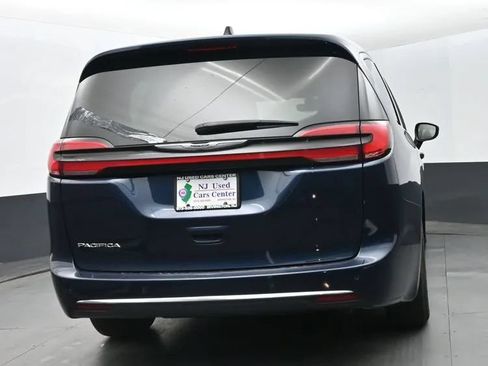 Used 2025 Chrysler Pacifica Select FWD image 8