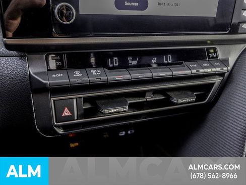 Used 2025 Toyota Camry SE image 36