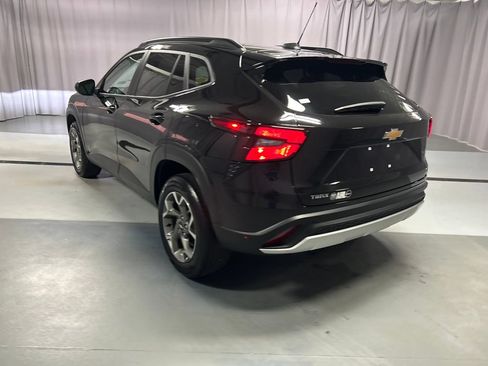 Used 2025 Chevrolet Trax LT FWD image 5