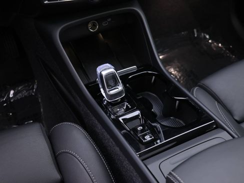 Certified 2025 Volvo XC40 B5 Plus w/ Protection Package Premier image 16