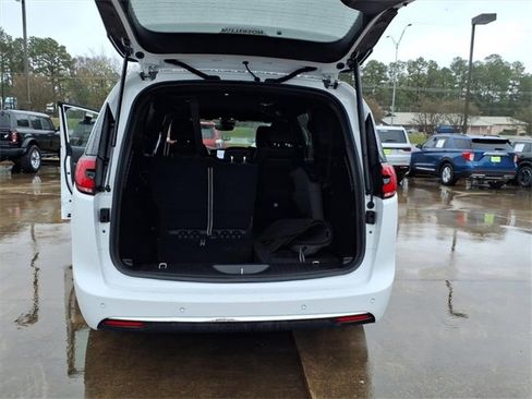 Used 2025 Chrysler Pacifica Select image 19