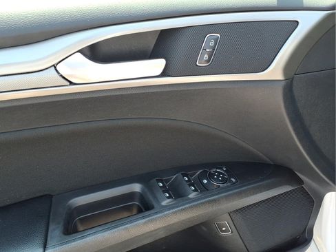 Used 2019 Ford Fusion SE FWD image 5