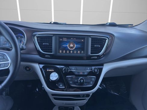 Used 2020 Chrysler Voyager Lxi image 21