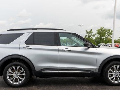 Used 2023 Ford Explorer XLT w/ Equipment Group 202A AWD/4WD image 5