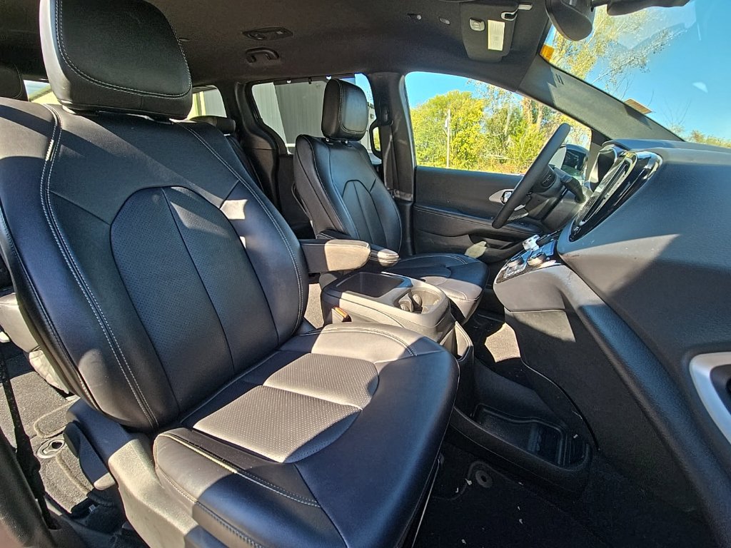 Used 2025 Chrysler Pacifica Select FWD image 21