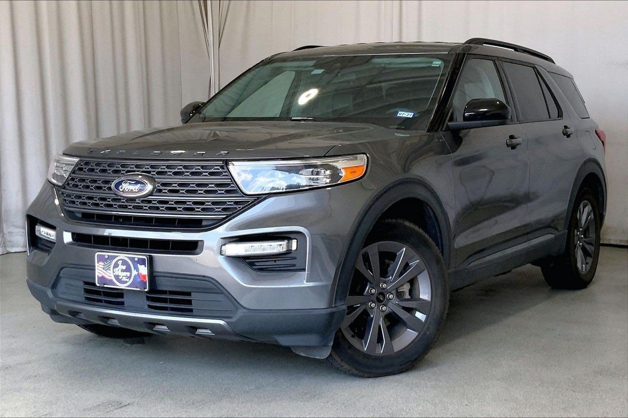 Used 2023 Ford Explorer XLT w/ Equipment Group 202A RWD image 2