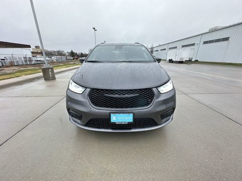 Used 2021 Chrysler Pacifica Touring-L w/ Uconnect Theater Family Group image 3