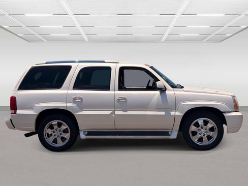 Used 2005 Cadillac Escalade AWD image 2
