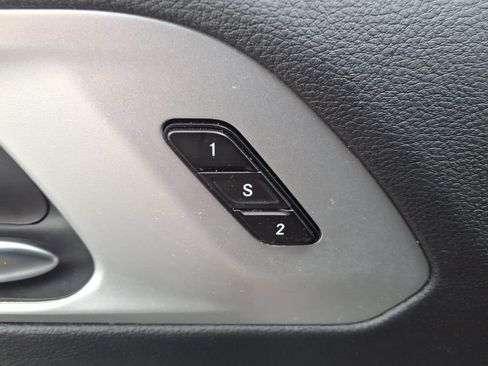 Used 2025 Chrysler Pacifica Limited FWD image 27