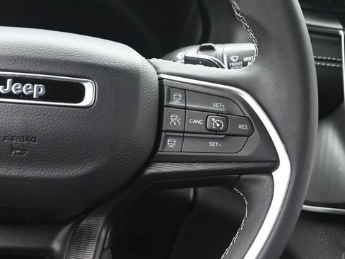 Used 2024 Jeep Grand Cherokee Laredo AWD/4WD image 29