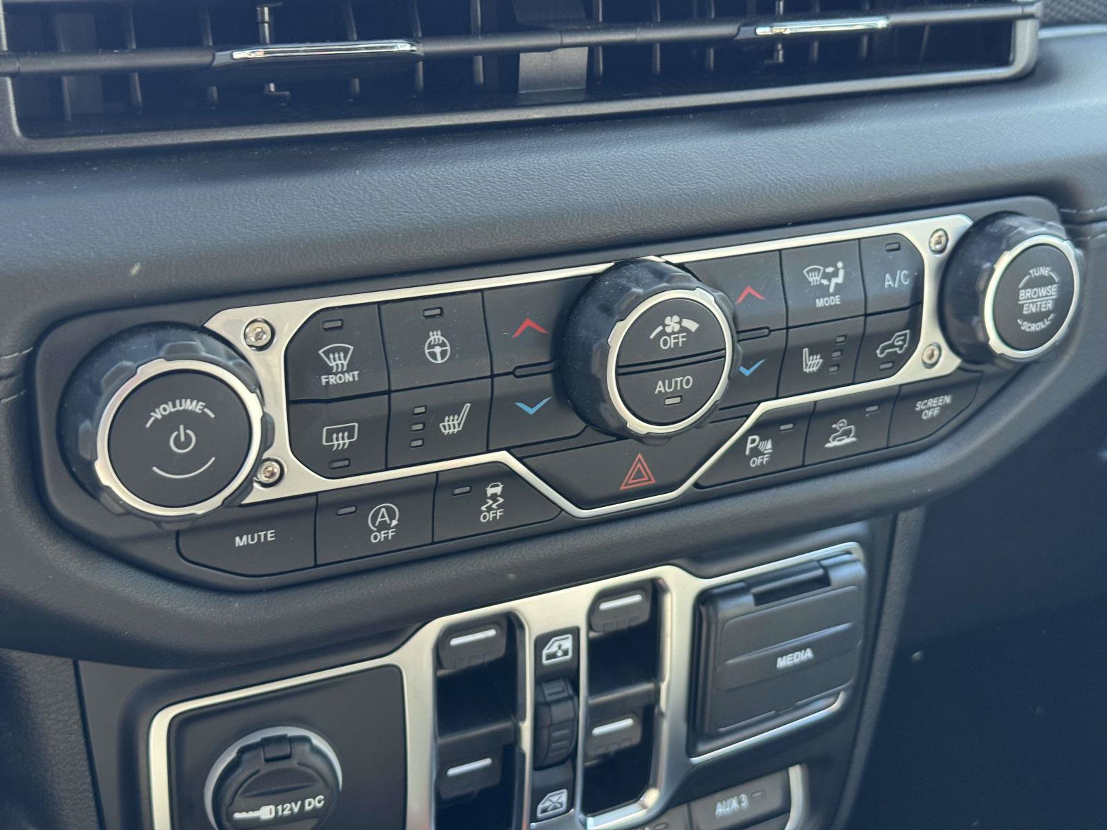 Used 2025 Jeep Gladiator Rubicon AWD/4WD image 25