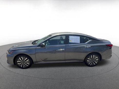 Used 2025 Nissan Altima 2.5 SV FWD image 9