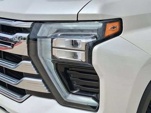 Used 2025 Chevrolet Silverado 2500 High Country w/ Technology Package AWD/4WD image 9