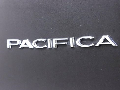Used 2021 Chrysler Pacifica Touring-L FWD image 36