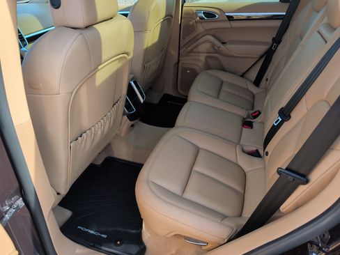 Used 2017 Porsche Cayenne Platinum Edition image 9