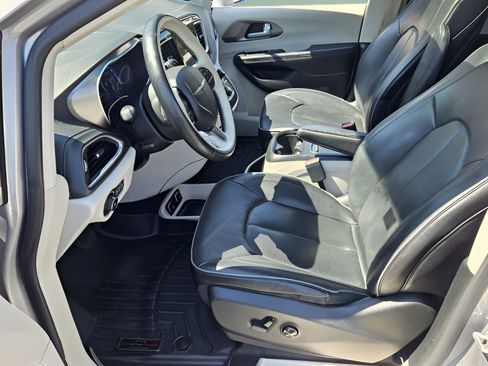 Used 2018 Chrysler Pacifica Limited FWD image 14