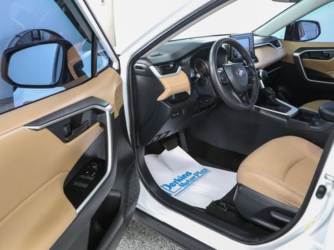 Used 2020 Toyota RAV4 LE FWD image 3