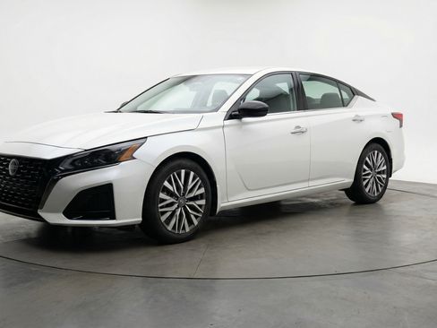 Used 2025 Nissan Altima 2.5 SV image 3