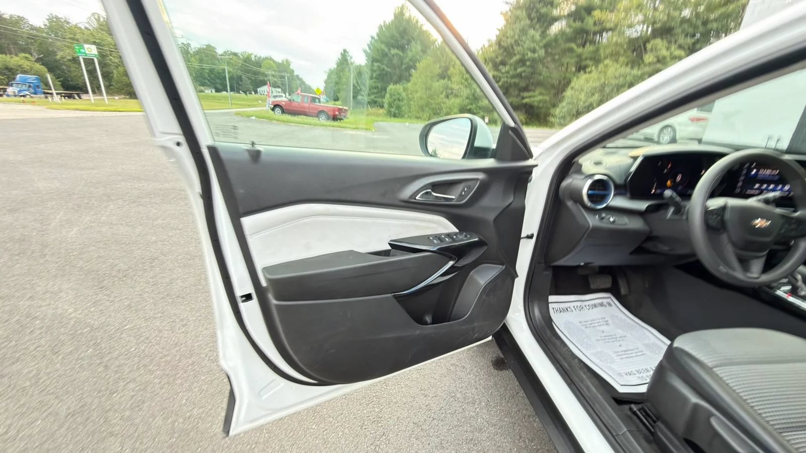 Used 2025 Chevrolet Trax LT FWD image 12