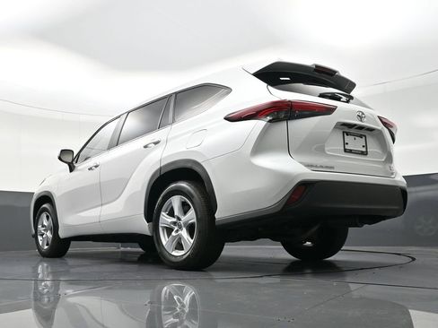 Used 2024 Toyota Highlander LE image 26