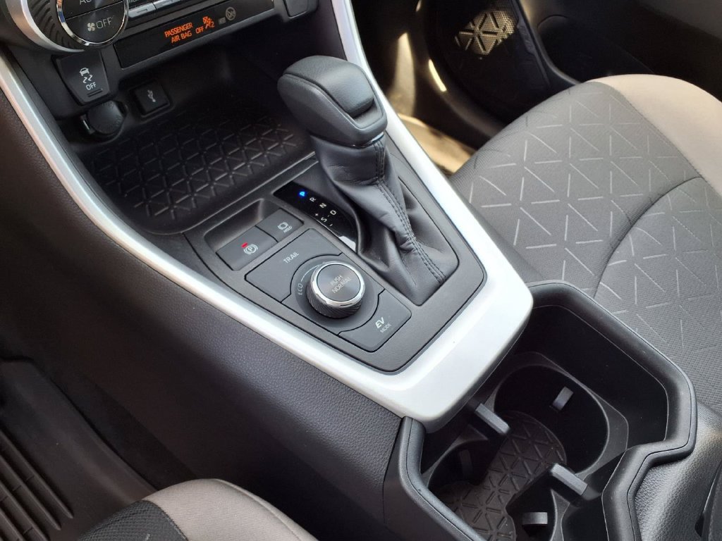 Used 2022 Toyota RAV4 XLE AWD/4WD image 24
