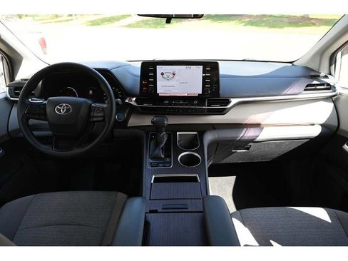 Used 2022 Toyota Sienna LE image 21