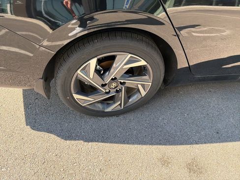 Used 2025 Hyundai Elantra Limited image 24