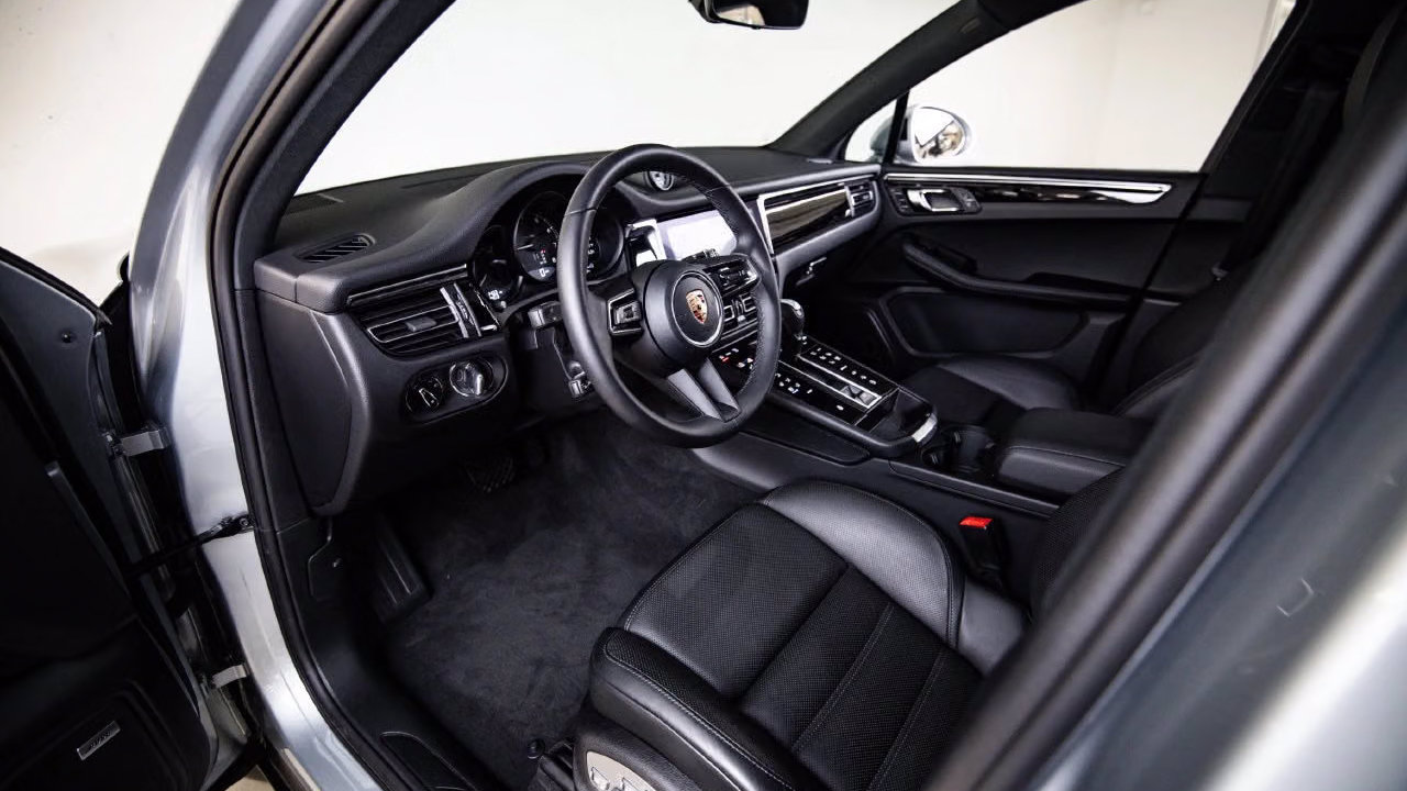 Certified 2026 Porsche Macan AWD/4WD image 4